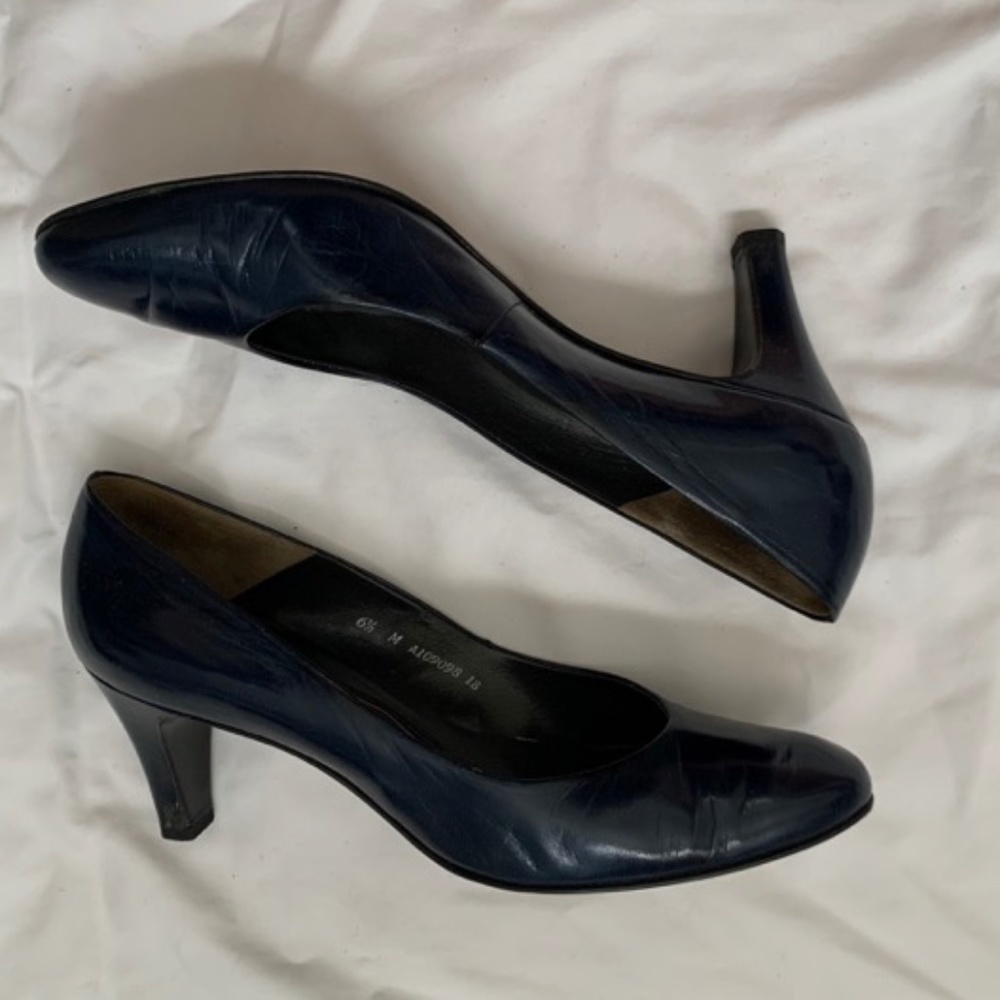 Vintage Bally Leather Navy Pump